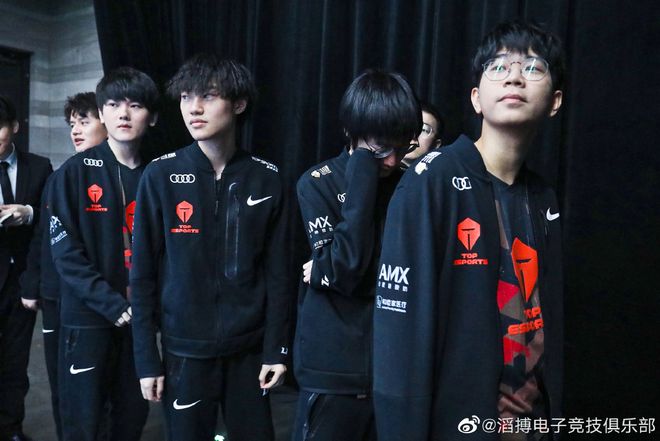 争夺异彩纷 争夺异彩纷