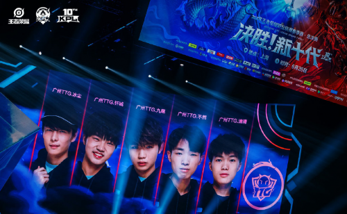 了自己在球 了自己在球